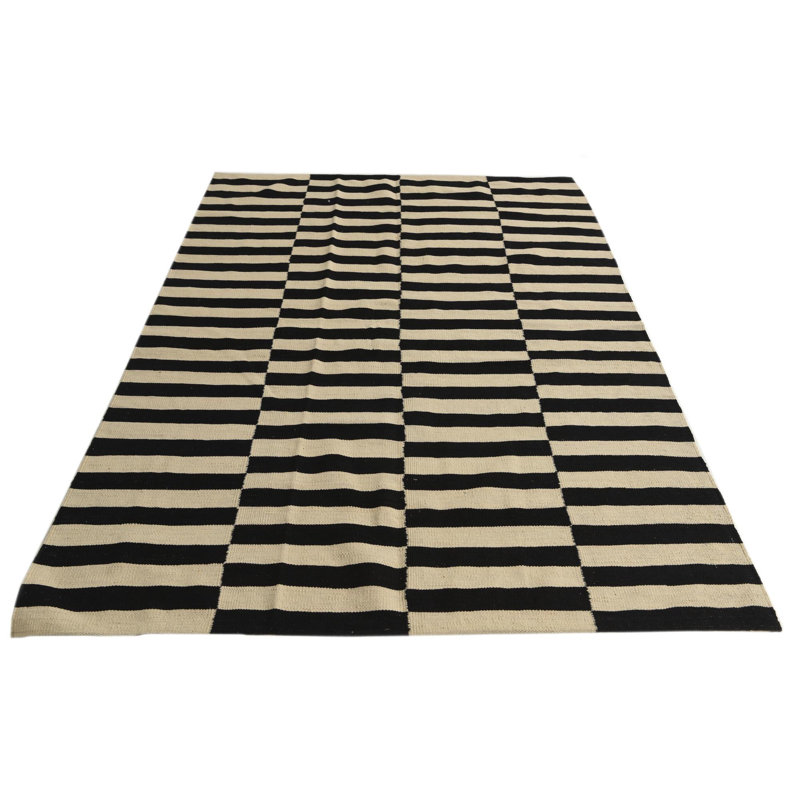 Tapis noir et blanc 5 x 8 Petrella