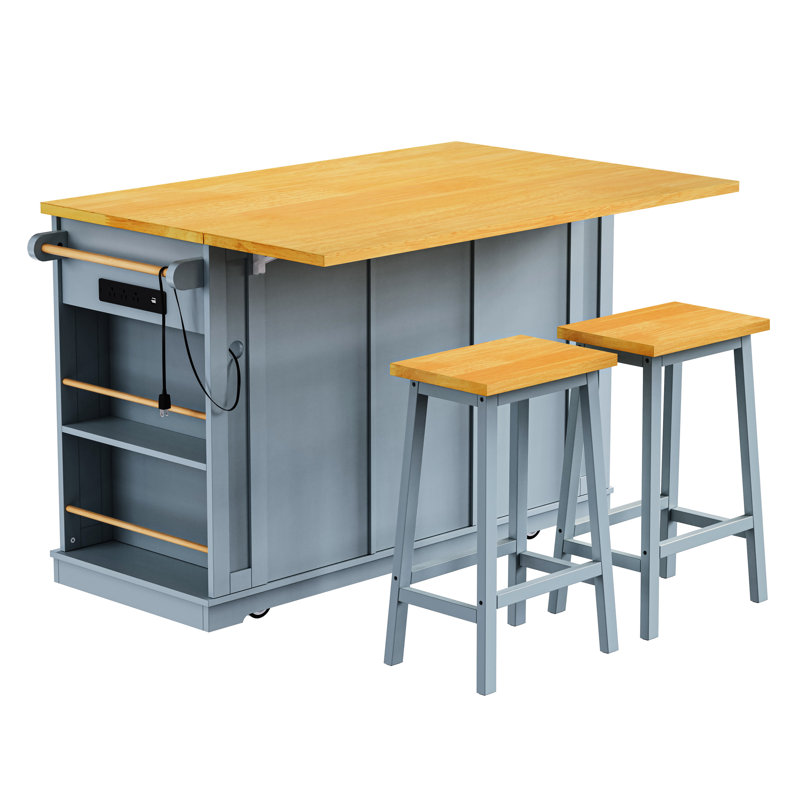 Îlot de cuisine gris-bleu avec 3 tiroirs, abattant et une station de charge intégrée, le long de 2 tabourets de bar de 53 po à 5 roulettes, portes de grange, livré