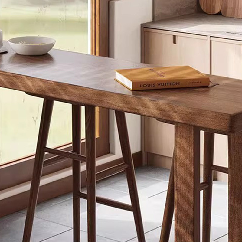 Une grande table de bar en bois massif pour un usage domestique, H 41,30 po x l 62,90 po x P 15,70 po