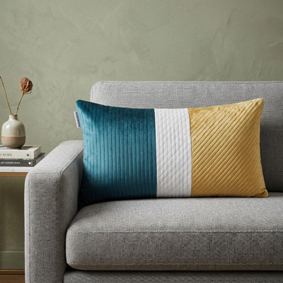 Coussin décoratif en velours rayé bleu marine 12 po x 24 po
