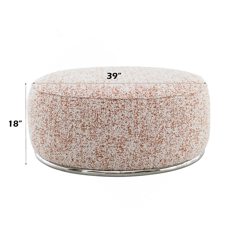 Repose-pieds rembourré à motif élégant avec base durable, parfait pour les intérieurs modernes et confortables.