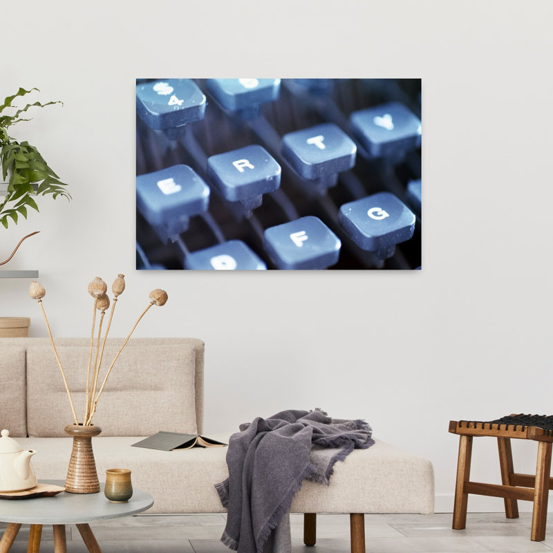 Gros plan sur des clés de machine à écrire bleues, art mural contemporain abstrait, H 24 po x l 36 po