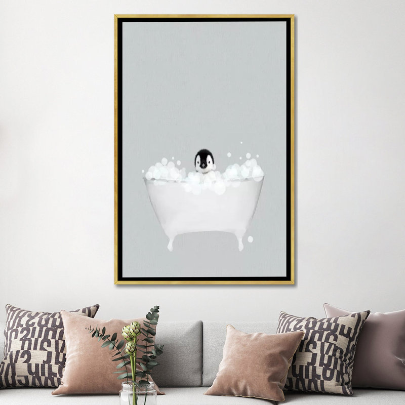 «Penguin Blue Bath» par Leah Straatsma - reproduction d'art, H 60 po x l 40po x P 1,5 po, Toile encadrée d'or, Pas de tapis