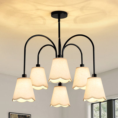 Lustre moderne à 6 lumières, à intensité variable et inclinée, avec abat-jour en lin et hauteur réglable.