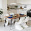 Élégante table de cuisine et de salle à manger rectangulaire, parfaite pour les réunions de famille et les repas quotidiens, avec une surface spacieuse et une fabrication durable.