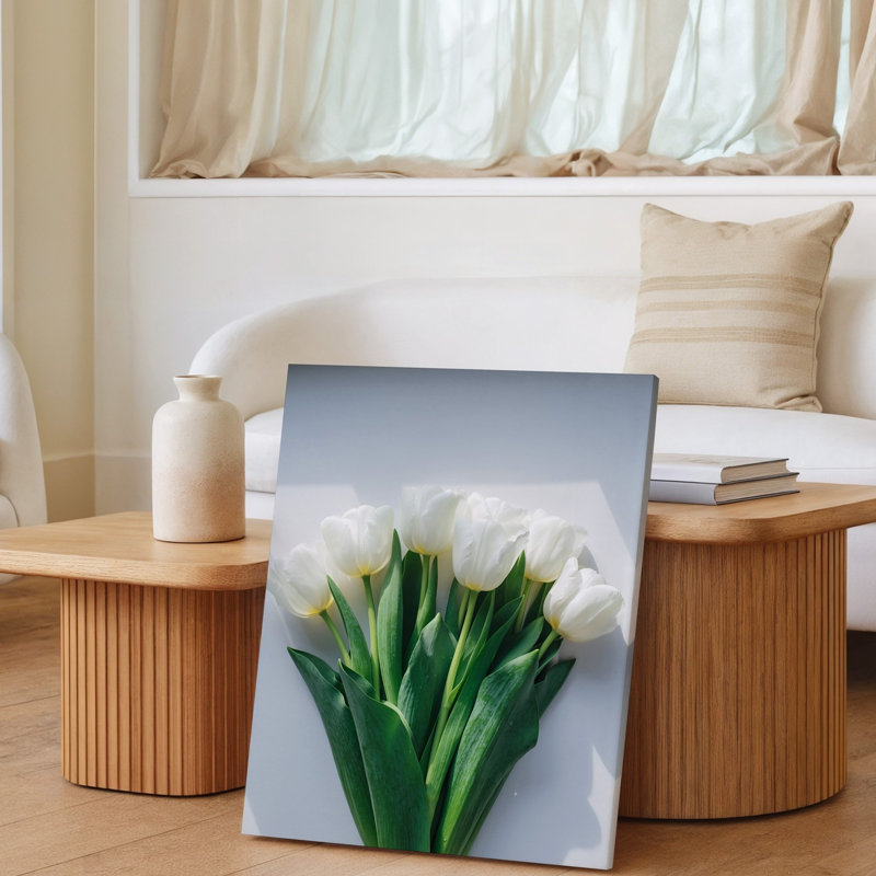 Toile, composition minimaliste sereine mettant en vedette un bouquet de tulipes blanches avec de délicats pétales délicats posés sur une toile murale lisse