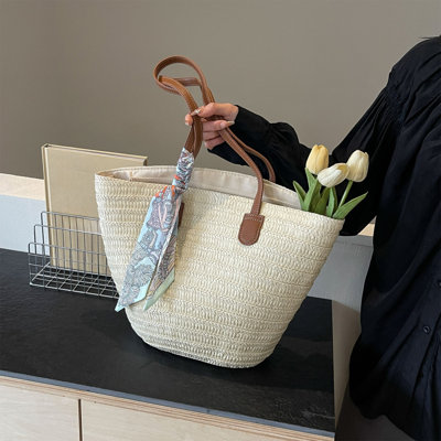 Sac fourre-tout en paille tressée, idéal pour la plage ou les voyages.