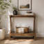 Table de bout courbée à deux niveaux en bois d'hévéa massif, table d'appoint rustique brun avec tablette de rangement inférieure, table d'appoint de style campagnard arrondi pour la décoration du salon