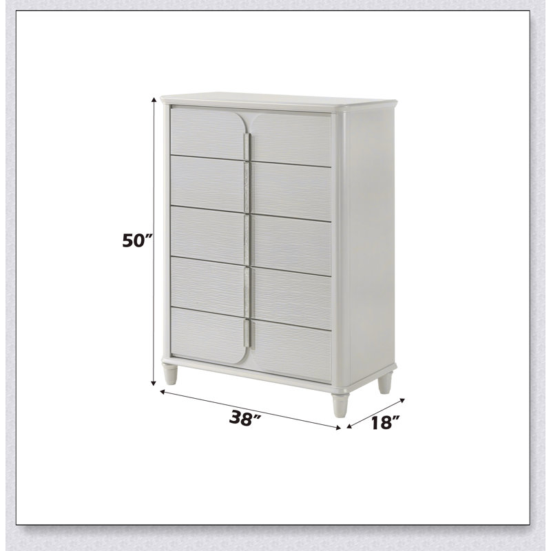 Commode à finition blanche perle Laveda avec cinq tiroirs profonds pour un rangement généreux et une esthétique moderne