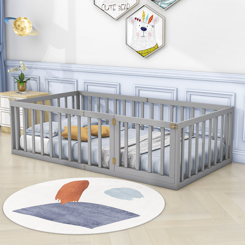 Lit de jour simple en bois avec clôture et porte, gris