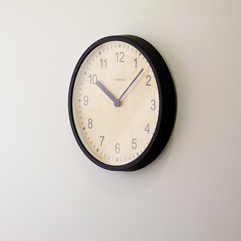 Horloge murale ronde à cadran en bois naturel et cadre noir
