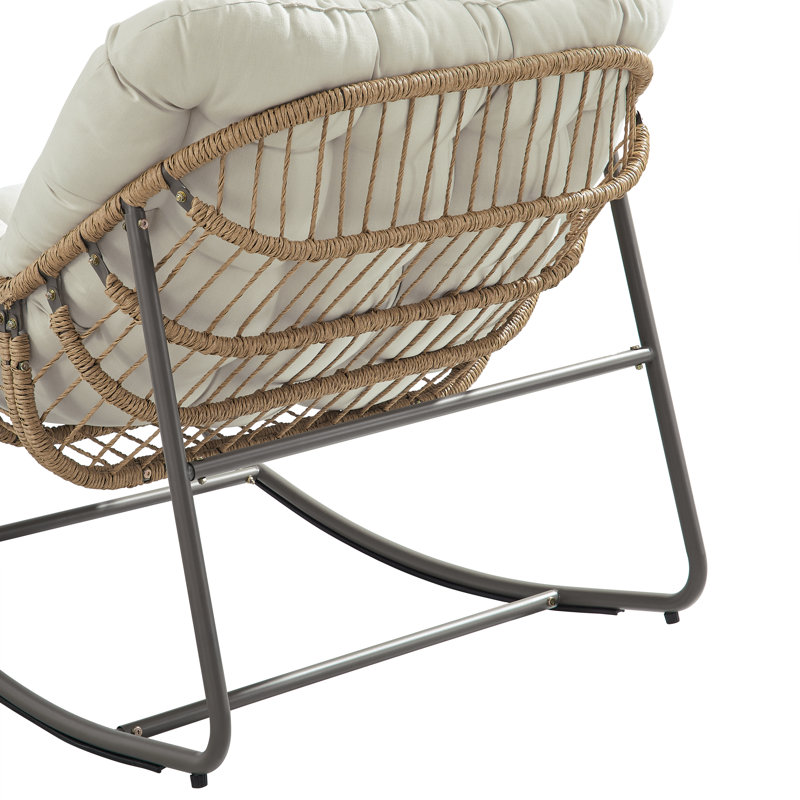 Chaise berçante d'extérieur en osier avec repose-pieds et coussins Charlcy, Beige