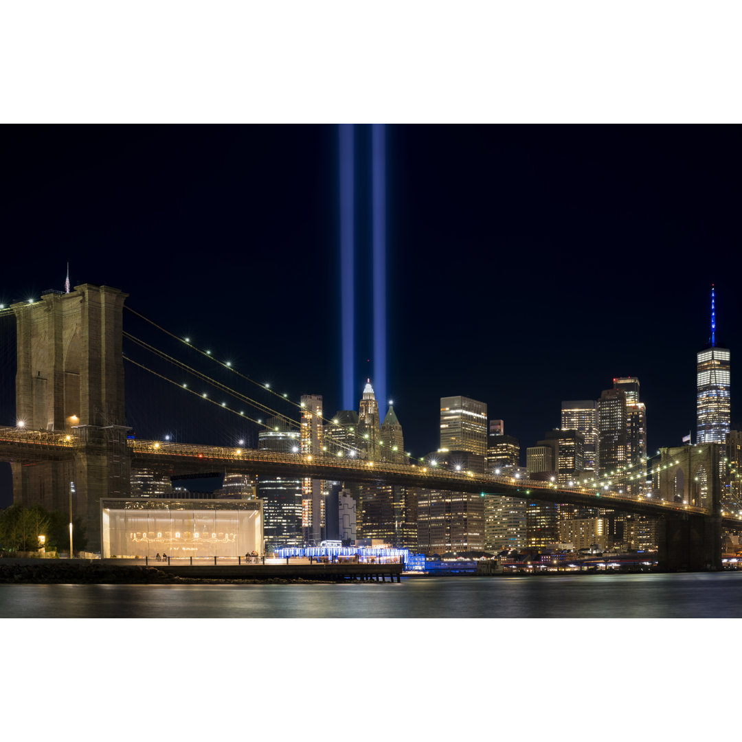 9/11 Tribute in Light von Sergeyatunin - Leinwandfoto