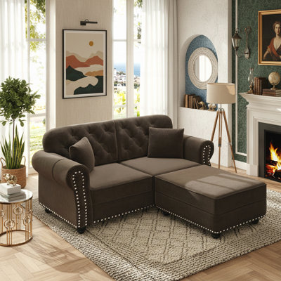 Canapé Chesterfield de 63 pouces en velours avec garniture cloutée, accoudoirs roulés et capitonnage à boutons, comprenant 2 coussins et 1 repose-pieds pour un décor moderne de style Mid-Century