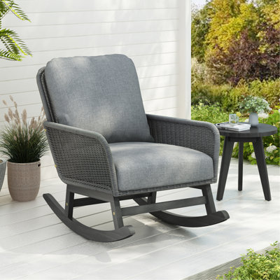 Chaise berçante contemporaine minimaliste en osier beige avec coussins en polyester doux et structure en bois durable, parfaite pour les espaces intérieurs et extérieurs comme le patio, le balcon ou le salon