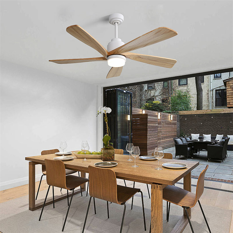 Ventilateur de plafond 52 pouces avec lumière à DEL à intensité variable et 5 pales en bois massif avec moteur à courant continu réversible et télécommande intelligente