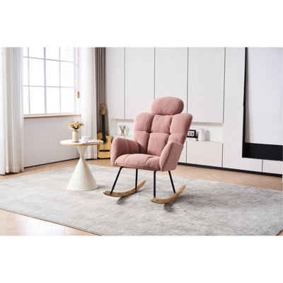 Chaise rembourrée avec accoudoirs en tissu rose