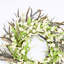 Couronne florale 24 po avec fleurs en grappe et baies
