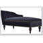 Luxueuse chaise longue en velours avec capitonnage à boutons et garniture cloutée, parfaite pour une détente et un confort élégants