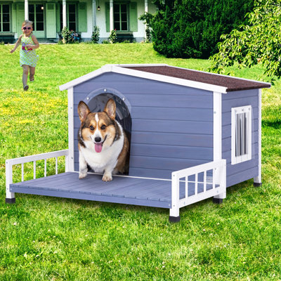 Grande niche pour chien en bois avec terrasse et toit en asphalte imperméable ouvert, niche pour chien avec plancher surélevé, fenêtres et rideaux de porte
