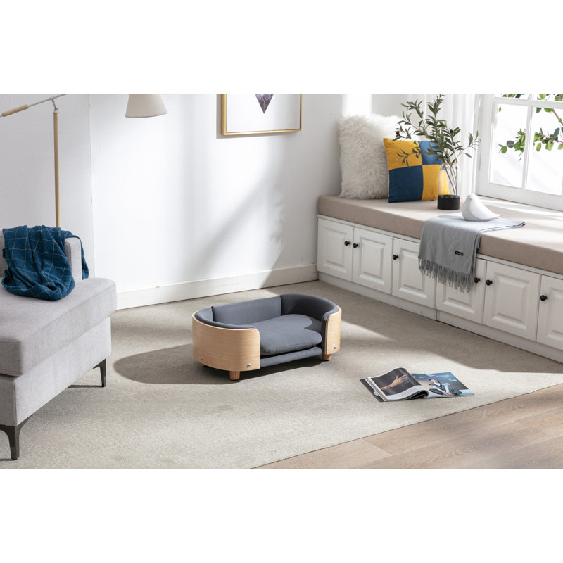Lit pour chien surélevé de style scandinave avec pieds en bois massif et dossier en bois cintré, coussin en velours, petit format