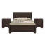 Ensemble de chambre à coucher 3 pièces Brennan Dark Cocoa Eastern King avec lit à panneaux et deux tables de chevet