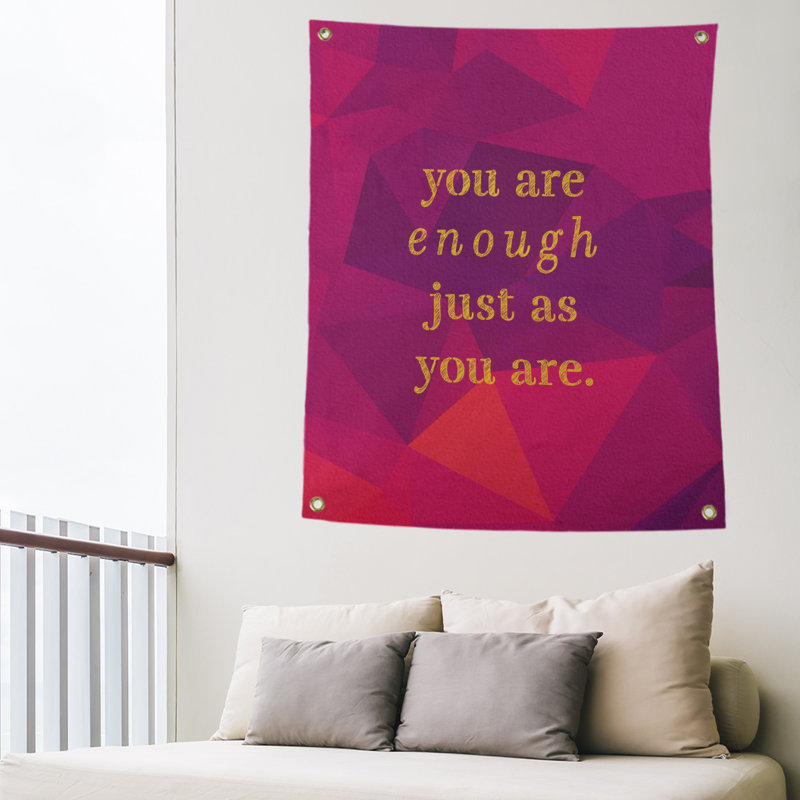 Tapisserie «Polyester You Are Enough» en polyester, H 36 po x l 26 po, Rubellite / or