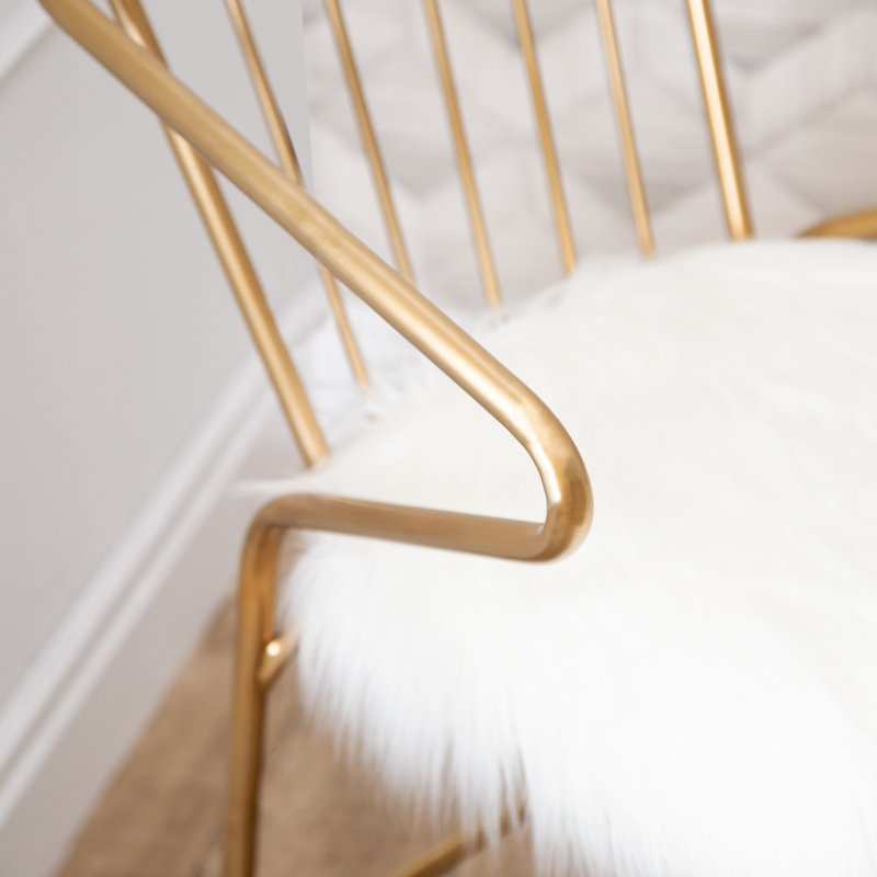 Chaise rembourrée à dossier à lattes blanche