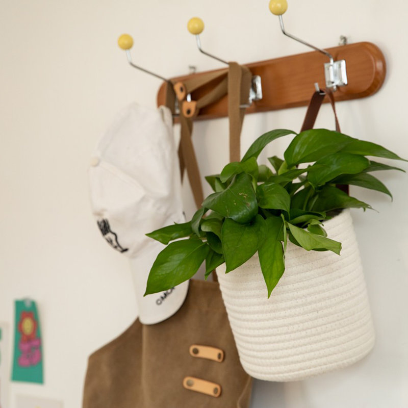 Panier en tissu suspendu en corde