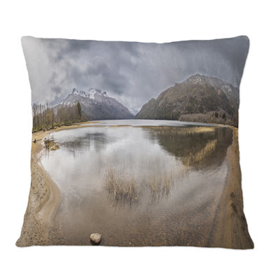 Lac parmi les montagnes d'automne de Patagonie - Coussin décoratif à imprimé traditionnel