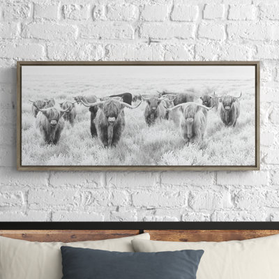 «Herd of Highland Cows Black and White» par The Creative Bunch Studio, reproduction d'art sur toile encadrée