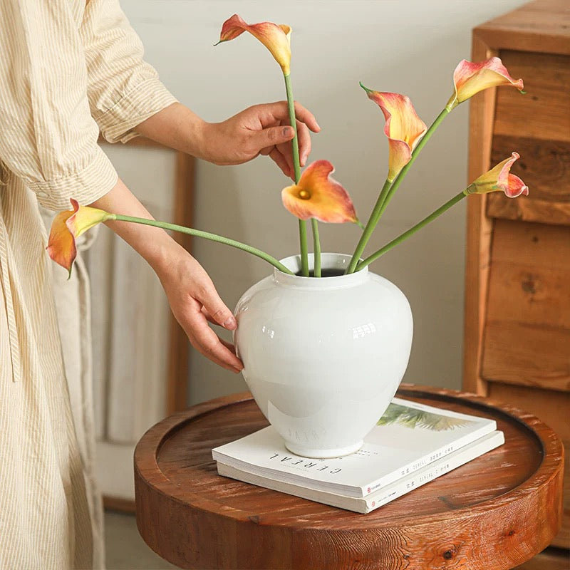 Vase blanc imperméable et minimaliste