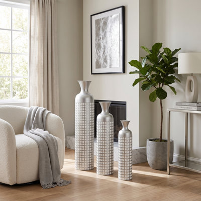 Ensemble de 3 vases en métal argenté à motif à pois en relief