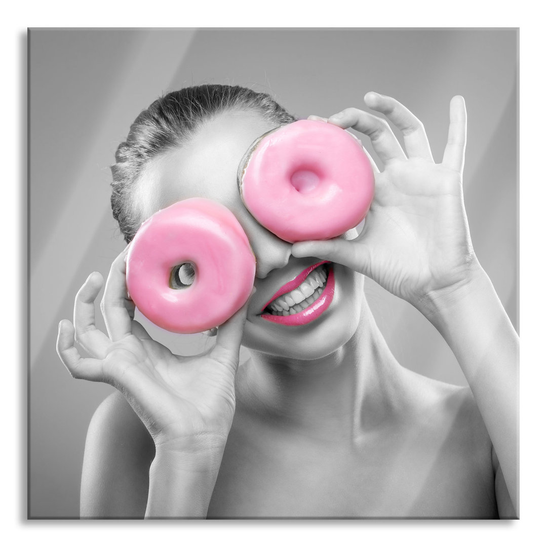 Ungerahmtes Foto auf Glas "Frau mit Donut-Augen"