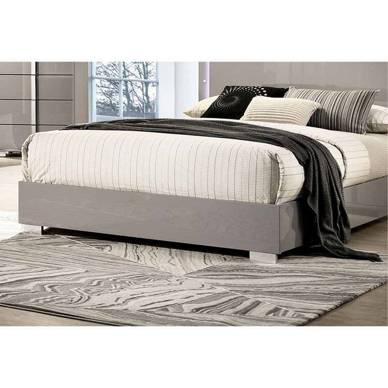 Lit contemporain pour très grand lit oriental dans une teinte taupe, tête de lit ornée de DEL, cadre de lit en métal et bois d'ingénierie avec pieds