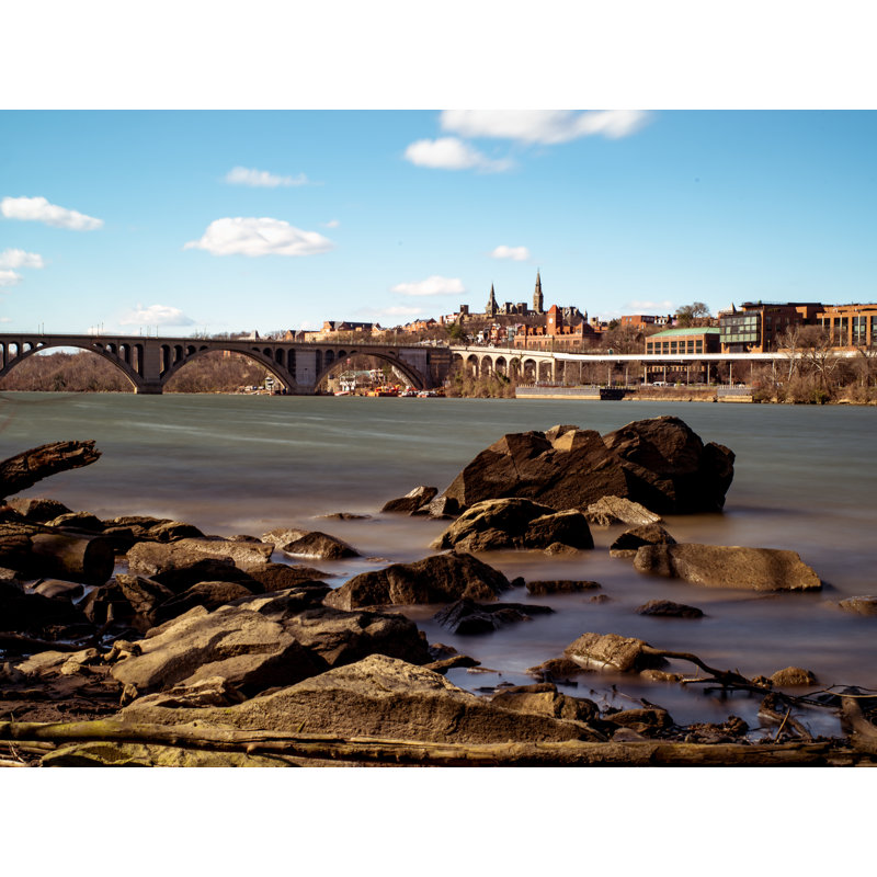 Georgetown On The Potomac par Scott Wurzel, H 17,2 po x l 21,2 po, Papier avec cadre noir