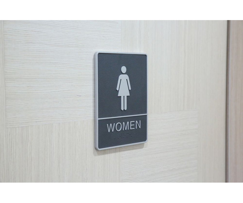 Plaque de porte de toilettes