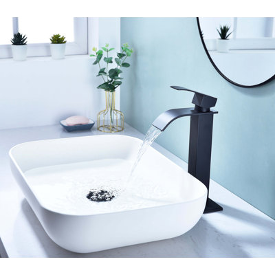 Robinet de lavabo de salle de bain à poignée simple avec bonde escamotable Waterfall