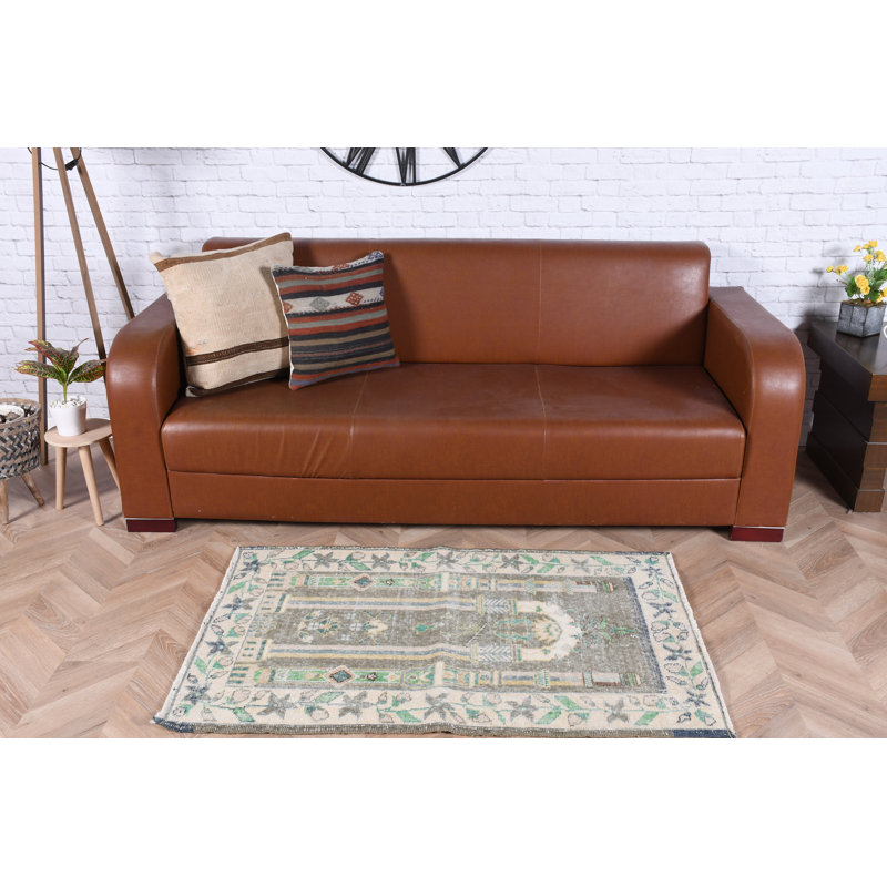 Tapis turc fabriqué à la main de petite taille avec de la laine naturelle pour un décor bohème unique dans des couleurs vives et des motifs complexes