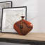 Vase en polystone avec détails en relief