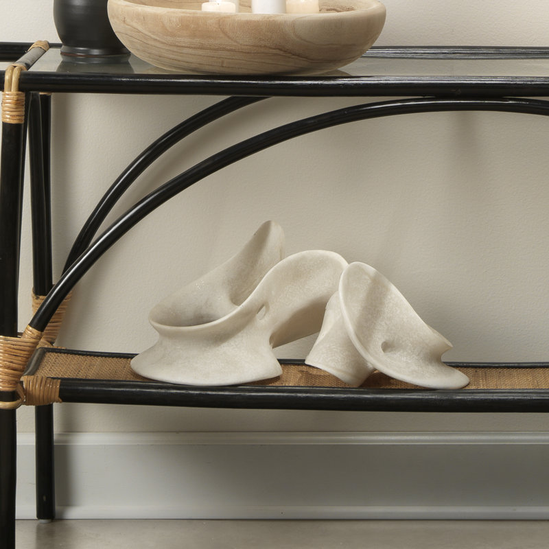 Petit objet de table amorphe en résine blanc cassé, H 10 po x l 8,25 po x P 7 po