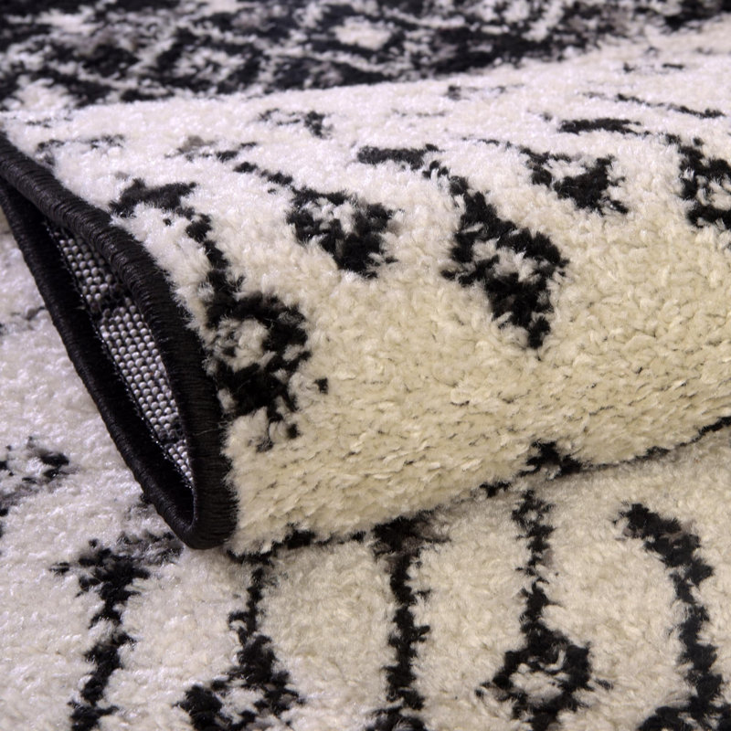 Tapis noir / blanc en polypropylène tissé à la machine Briehn, Tapis de couloir 2 pi 7 po x 10 pi