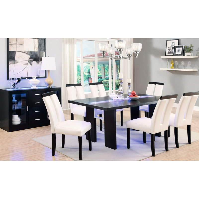 2 chaises contemporaines, noir et blanc, rembourrées avec dossier fendu, dossier élégant et salle à manger