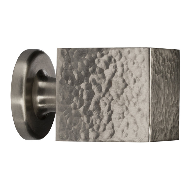 Poignée carrée Haute 15/16 po de longueur, Nickel brossé martelé, H 1,18 po x l 1,25 po x P 1,25 po