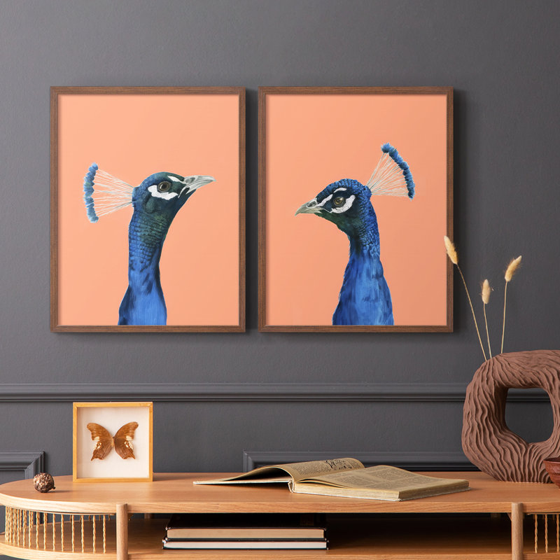 «Peach Peacock Portrait I», reproduction encadrée de qualité supérieure - prête à être accrochée - aucun clou requis - aucun clou requis