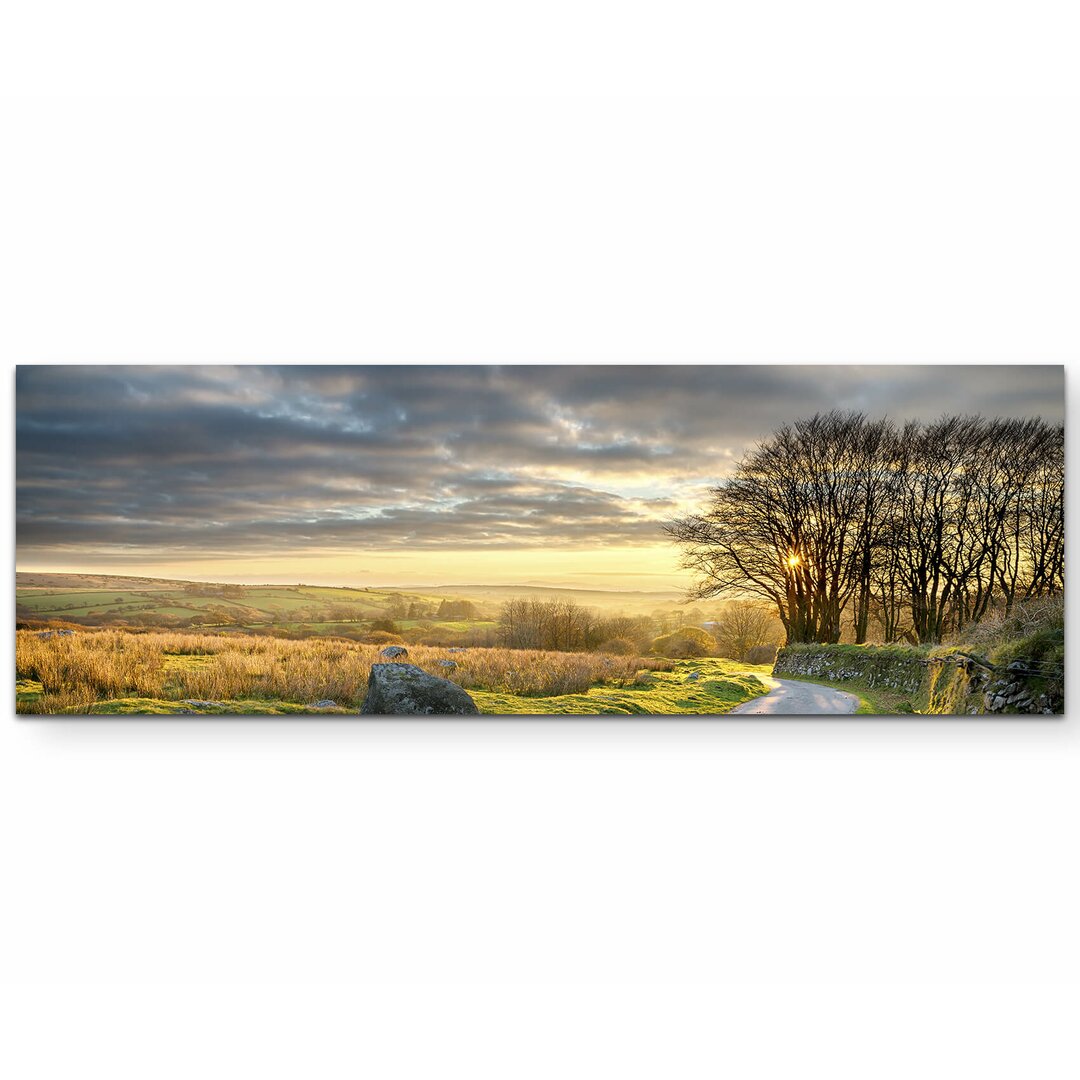 Leinwandbild Kleine Landstraße an einem wolkigen Tag