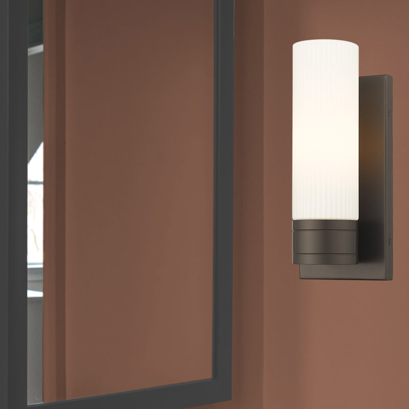 Applique murale 1 lumière 5 po avec abat-jour H 8 po Ballston - Cofield, Bronze frotté à l'huile, Blanc