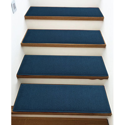 Tapis d'escalier à profil bas sur mesure bleu marine par Inches