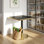Table de salle à manger contemporaine carrée avec plateau en faux marbre et structure en métal robuste pour un bistro ou une cuisine moderne