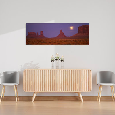 Lune qui brille au-dessus de roches, Monument Valley Tribal Park, Arizona, États-Unis
